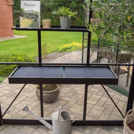 Introduksjonstilbud! Universal bred hylle i sortlakkert aluminium. 118,5 cm x 43 x 7,6 cm.